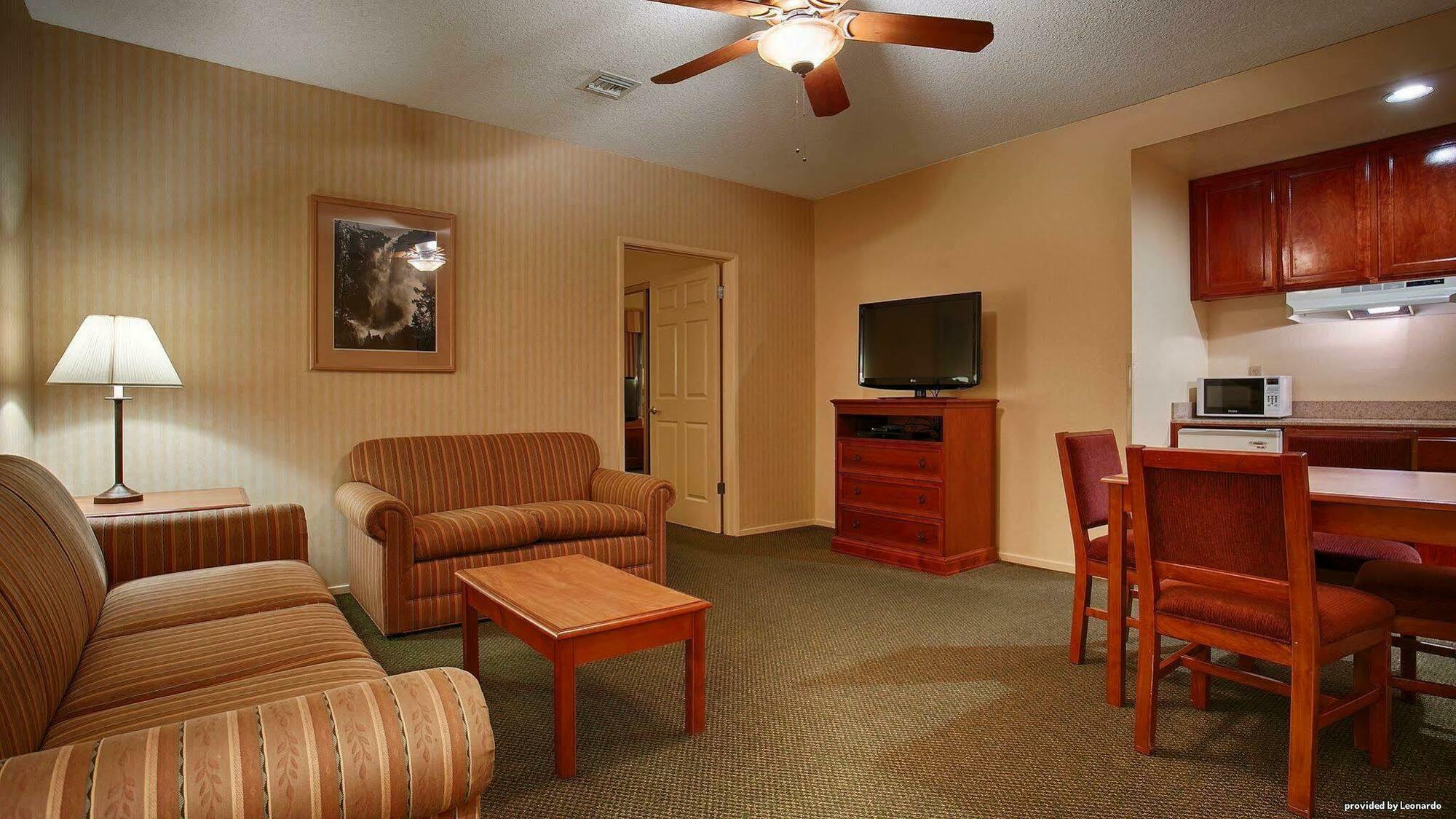 Western Stagecoach Hotel